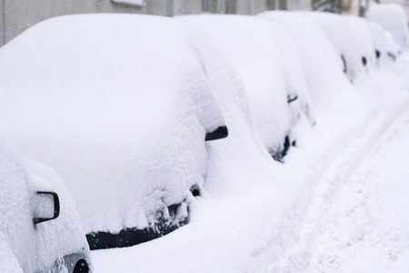 汽车在停车场的白雪覆盖的行