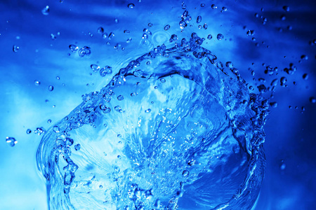 冰冻的水滴冰冻的水滴在奇异的形式照片