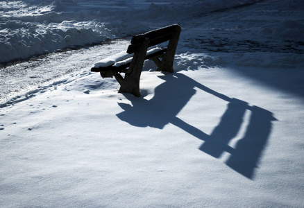 傍晚时分雪在板凳上的阴影图片
