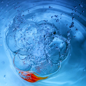 冰冻的水滴冰冻的水滴在奇异的形式照片