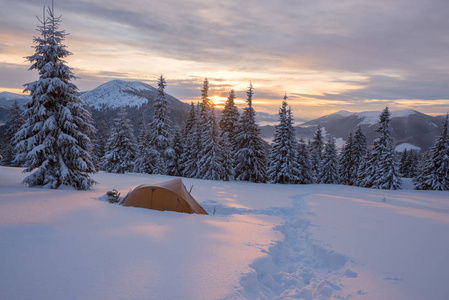 覆盖着霜冻的黄色帐篷里处于冬天山