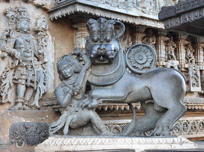 在印度教寺庙的墙壁上的雕像