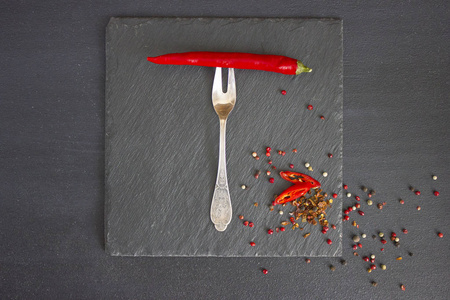红辣椒在叉子上。锋利香料
