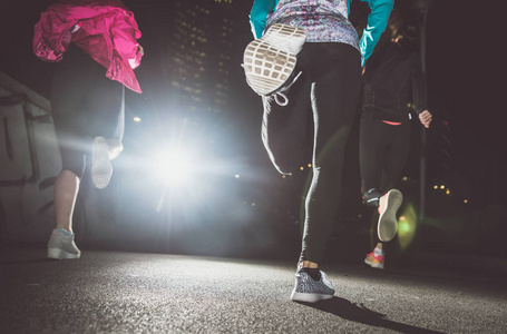 晚上跑步的人图片