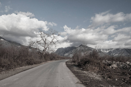 走进这座山的沥青道路景观穿过树木 村庄和森林的地方。或阿塞拜疆在日落时的农村地方