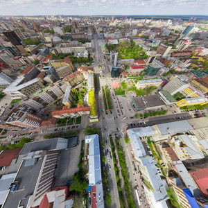 与空中城市景观 十字路口 道路 房屋建筑。直升机拍摄。全景图像