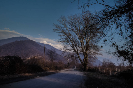 走进这座山的沥青道路景观穿过树木 村庄和森林的地方。或阿塞拜疆在日落时的农村地方