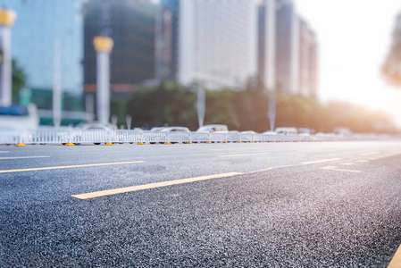 空的城市道路，通过现代化的城市