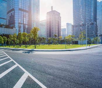 空的城市道路，通过现代化的城市