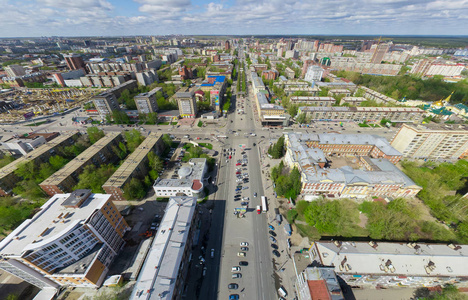 与空中城市景观 十字路口 道路 房屋建筑。直升机拍摄。全景图像