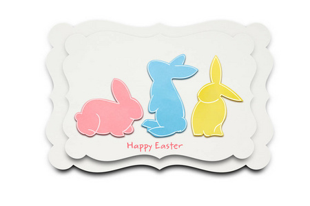 复活节快乐。创意复活节概念照片的三只兔子用纸做的白色背景上