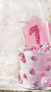 粉红色和紫色别致的生日蛋糕