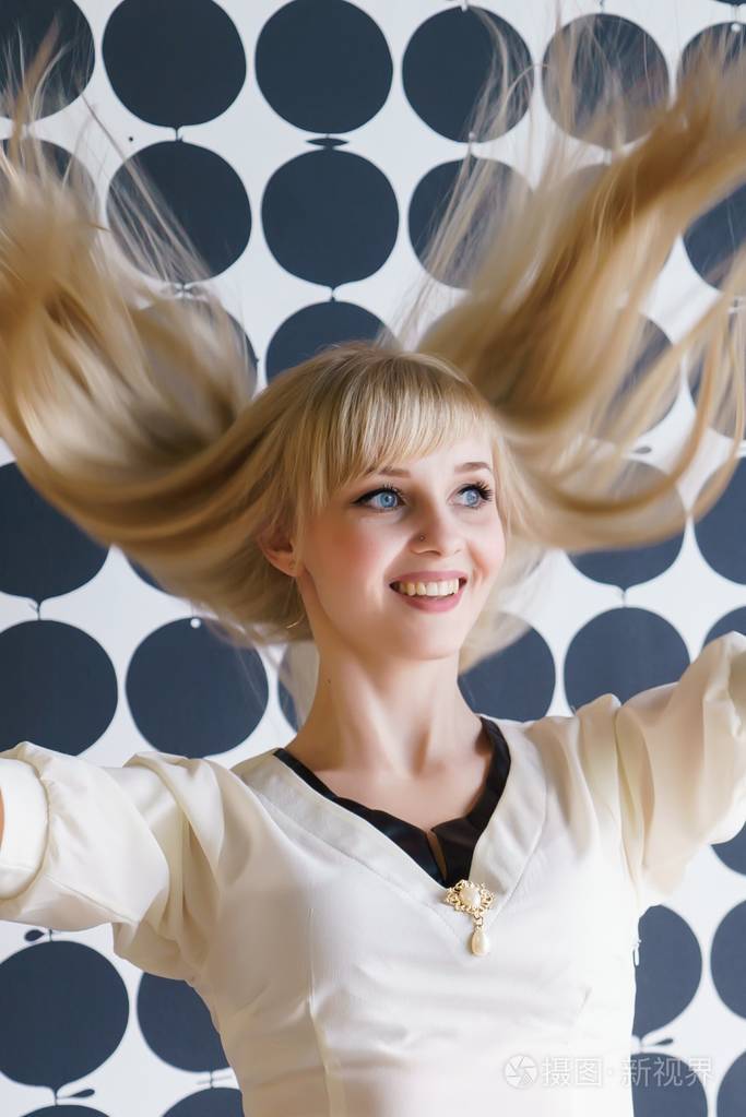 浓密的头发在美容沙龙的金发女孩