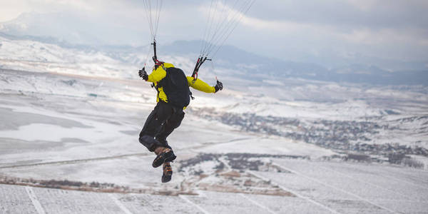 人与 speedglider 从起飞山