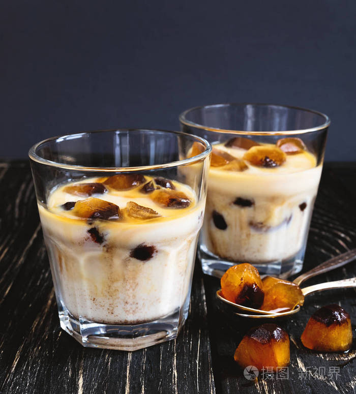 冰咖啡和甘蔗糖与牛奶