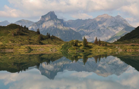 恩格伯格山 Rothorn 镜像在湖 Trubsee