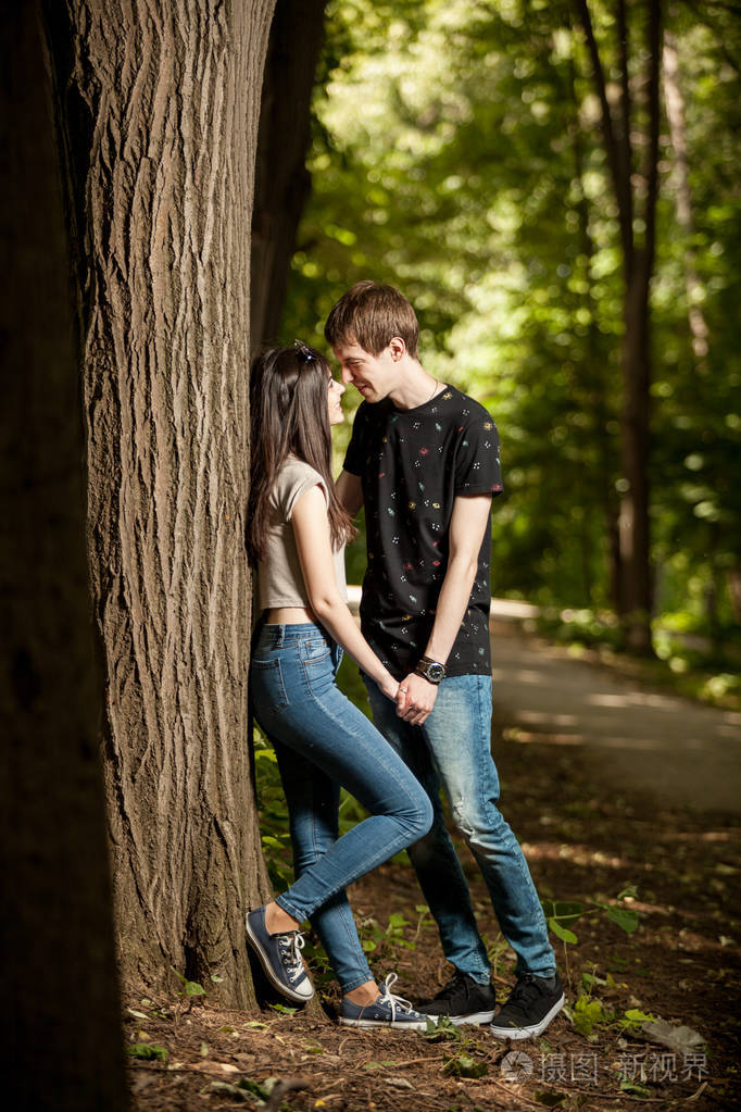 幸福的情侣,在公园里散步