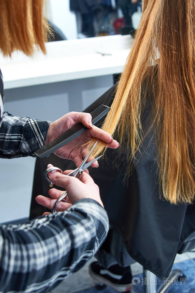 理发师剪头发模型修剪头发在美容沙龙的发型在工作室里剪头发的过程