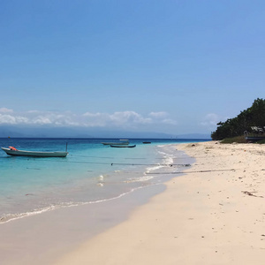 白色沙滩上完美的海滩附近美丽的大海，天堂景观