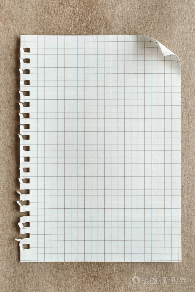 棕色背景上的空白信纸页