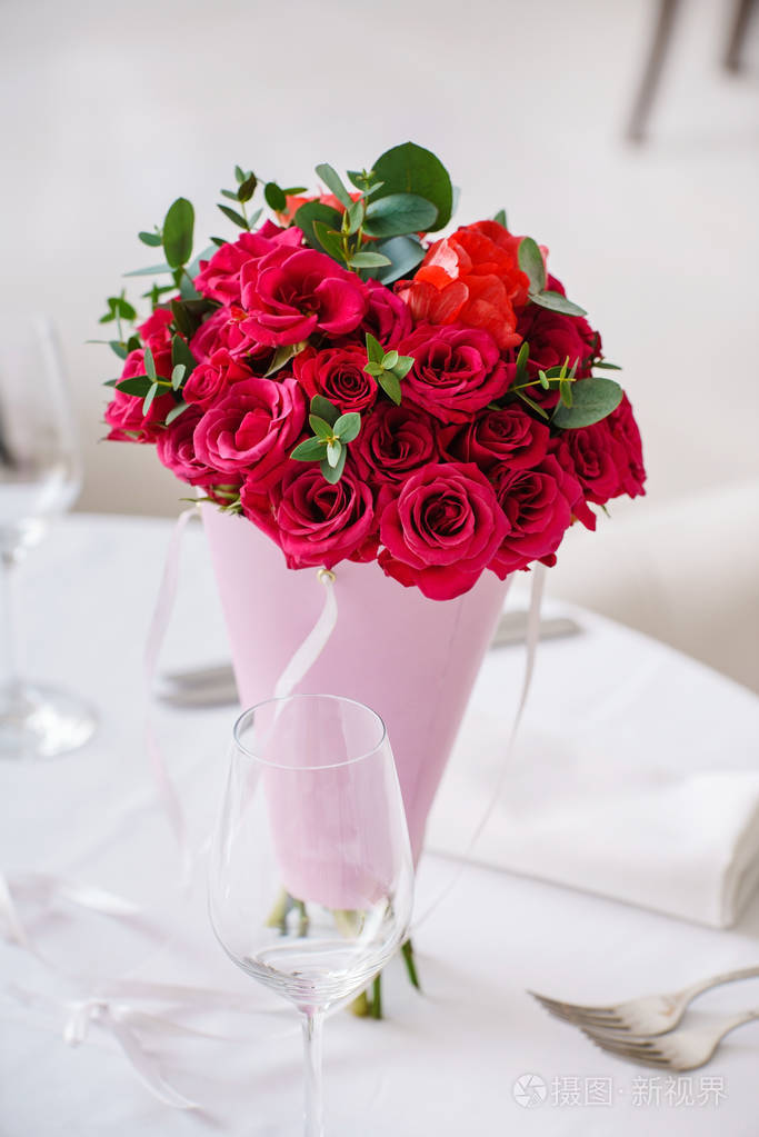 温柔的玫瑰花插在花瓶里的花束