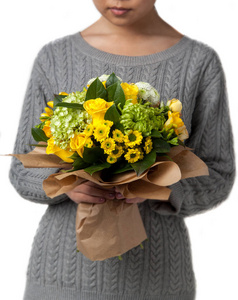 女人手里拿着鲜花