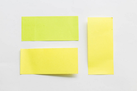 绿色和黄色贴纸笔记在白色背景