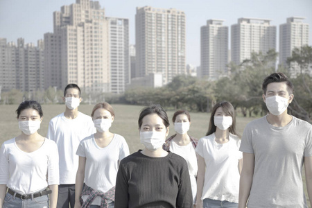 青年组在市戴口罩防止空气污染图片