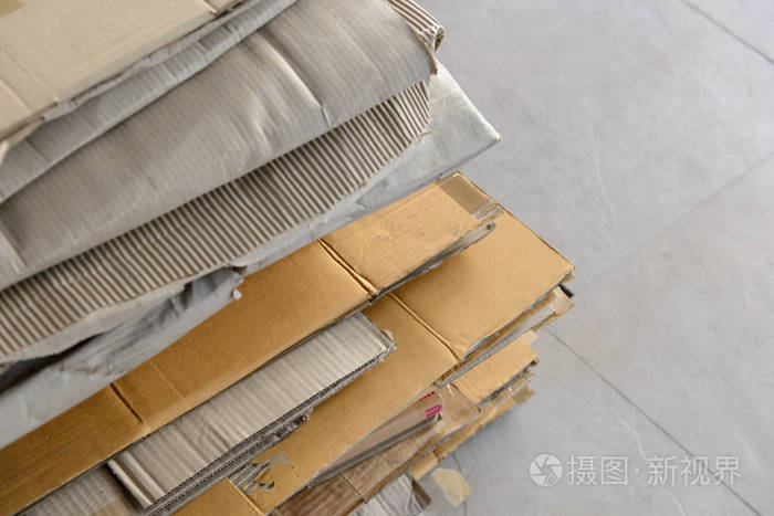堆叠的使用纸板箱回收