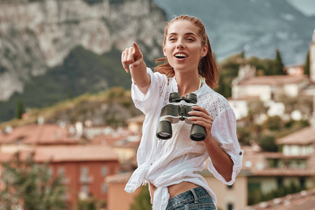 使用双筒望远镜旅游女人的画像