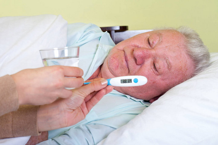 生病的老人发烧照片