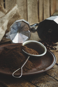 烘焙过的咖啡豆和咖啡粉中厚板