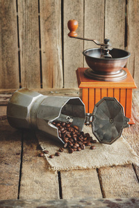  奥菲磨床 咖啡壶和烘培的咖啡豆