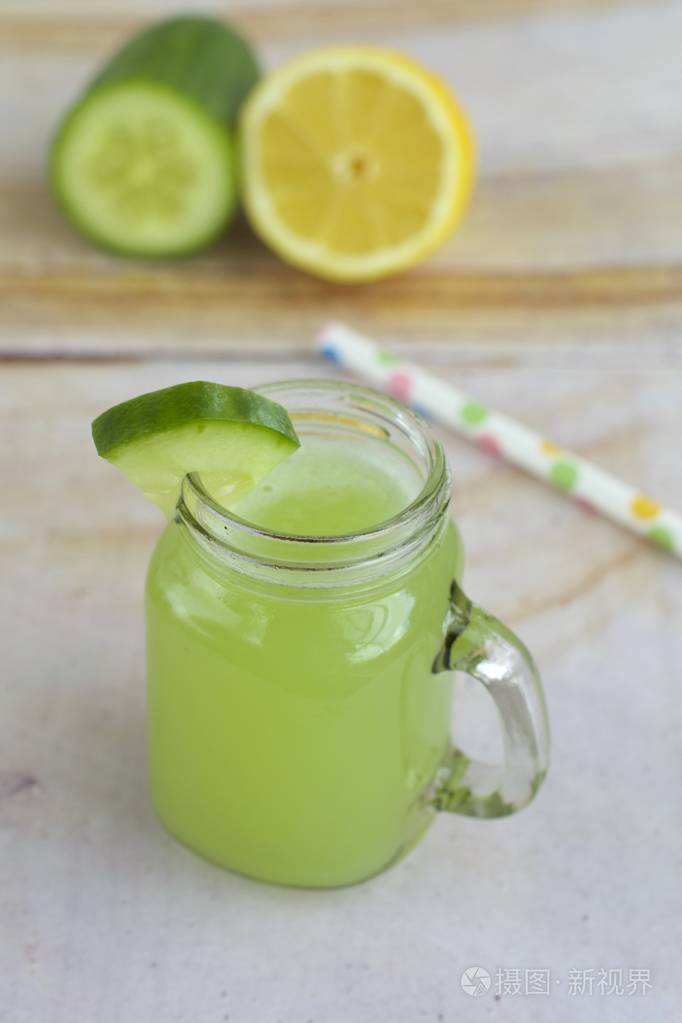 在一个罐子里的黄瓜柠檬水