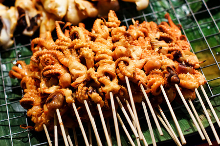 在克里特岛的烤的章鱼在棍子上烤小章鱼照片