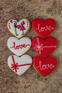 有色心形状饼干木制背景上的情人节