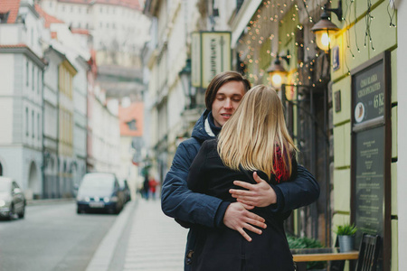 浪漫的年轻情侣在爱，在街上拥抱
