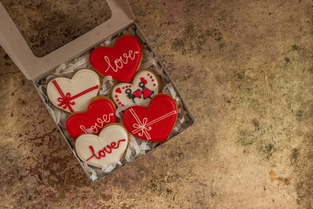 情人节在一盒饼干。彩色的心蜂蜜蛋糕