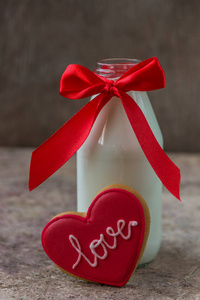 情人节那天和玻璃瓶装的牛奶与红色肋的 cookie