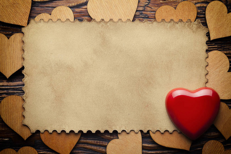 红色的心和空白的纸页上木制背景