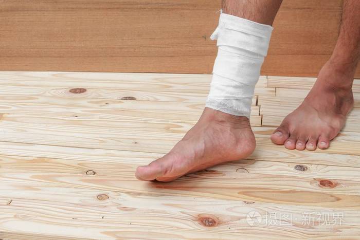 纱布绷带的医师脚踝受伤的治疗情况