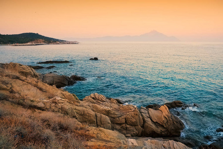 美丽的海岸和岩石在希腊