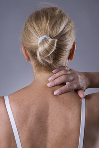 颈部疼痛，按摩女性的身体，在女人的身体疼痛