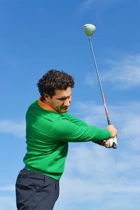 男性的高尔夫挥杆动作图片