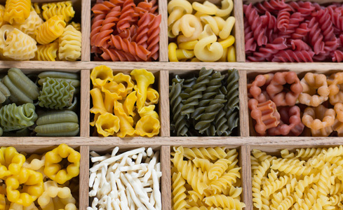 各种类型 颜色和形状的意大利面食。干意大利面