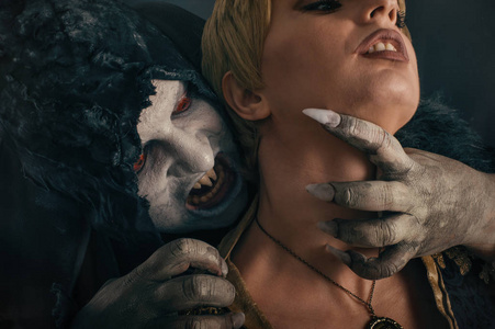 运行的魔鬼可怕的吸血鬼魔鬼咬的年轻女人.中世纪的哥特式运行照片