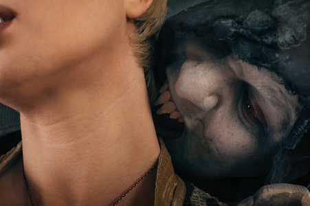 可怕的吸血鬼魔鬼咬的年轻女人.中世纪的哥特式运行照片