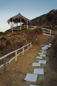 在希腊的海滩上棕榈小屋