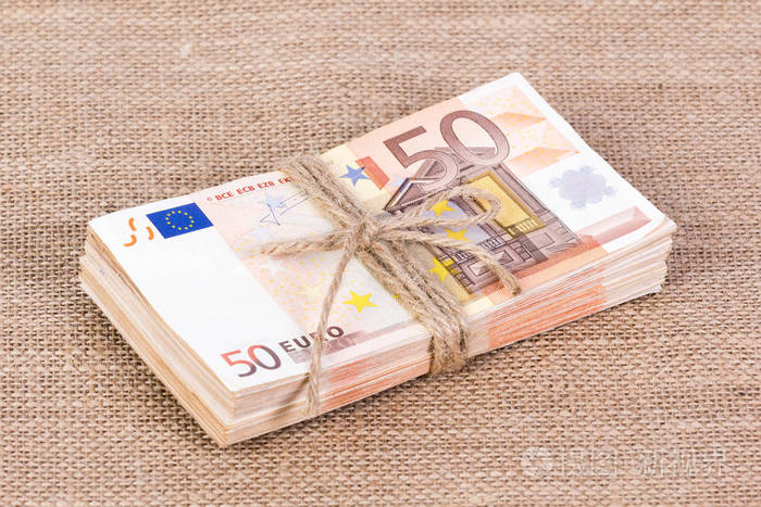 用绳绑桩五十欧元纸币