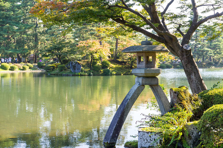 传统的日本花园和石灯笼